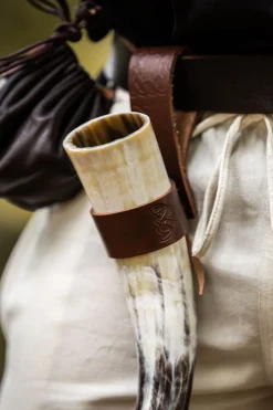 Fashion Leonardo Carbone Hornhalter aus Leder mit keltischer Prägung Braun