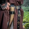 New Leonardo Carbone Hornhalter aus Leder mit keltischer Prägung Schwarz