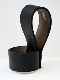 New Leonardo Carbone Hornhalter aus Leder mit keltischer Prägung Schwarz