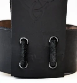 New Leonardo Carbone Hornhalter aus Leder mit keltischer Prägung Schwarz