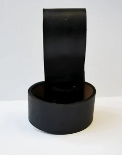 New Leonardo Carbone Hornhalter aus Leder mit keltischer Prägung Schwarz
