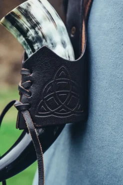 Fashion Leonardo Carbone Leder Trinkhorn Halter mit keltischen Knoten "Kai" Dunkelbraun