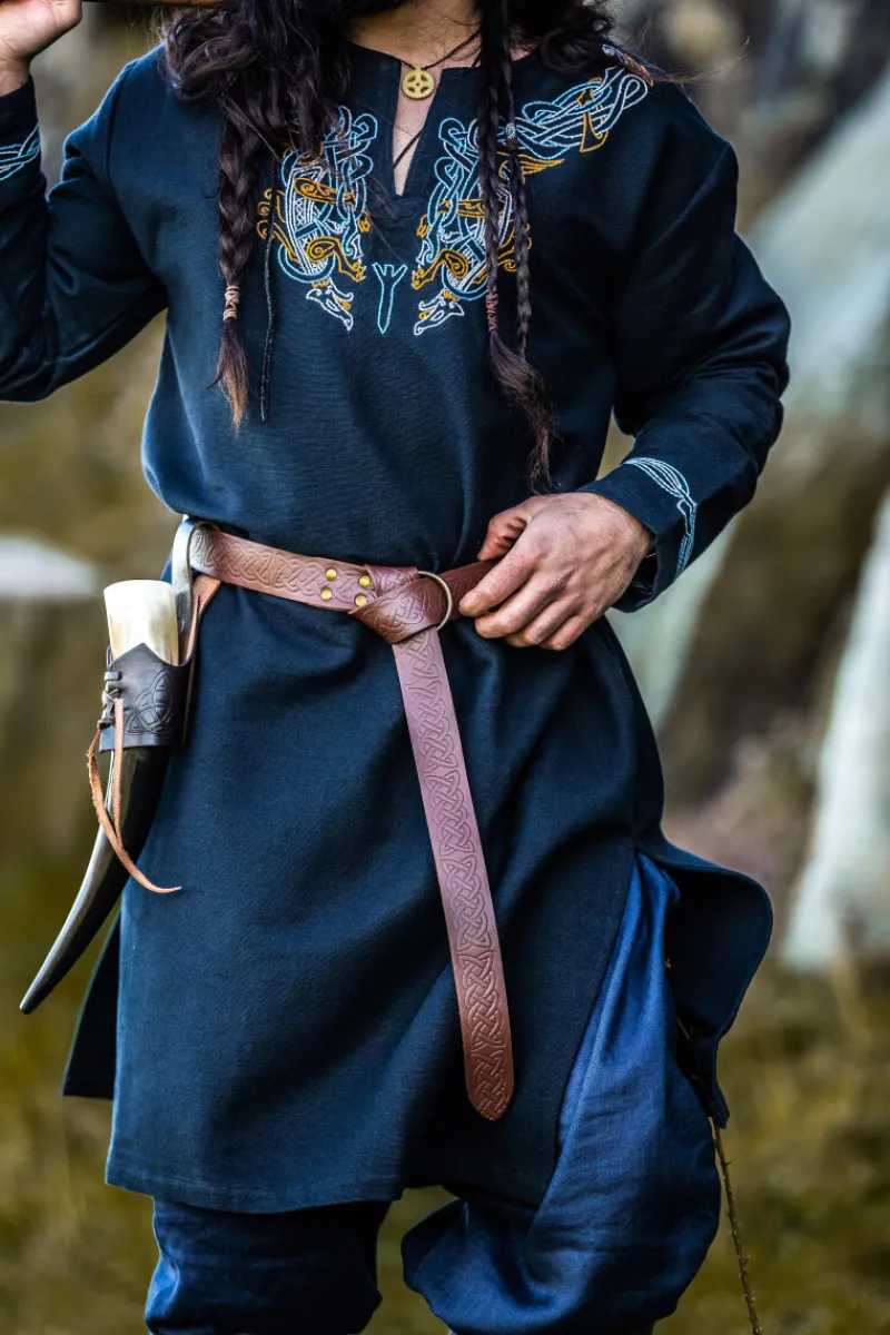 Shop Leonardo Carbone Lederringgürtel mit durchgehender keltischer Prägung "Kendell" Braun