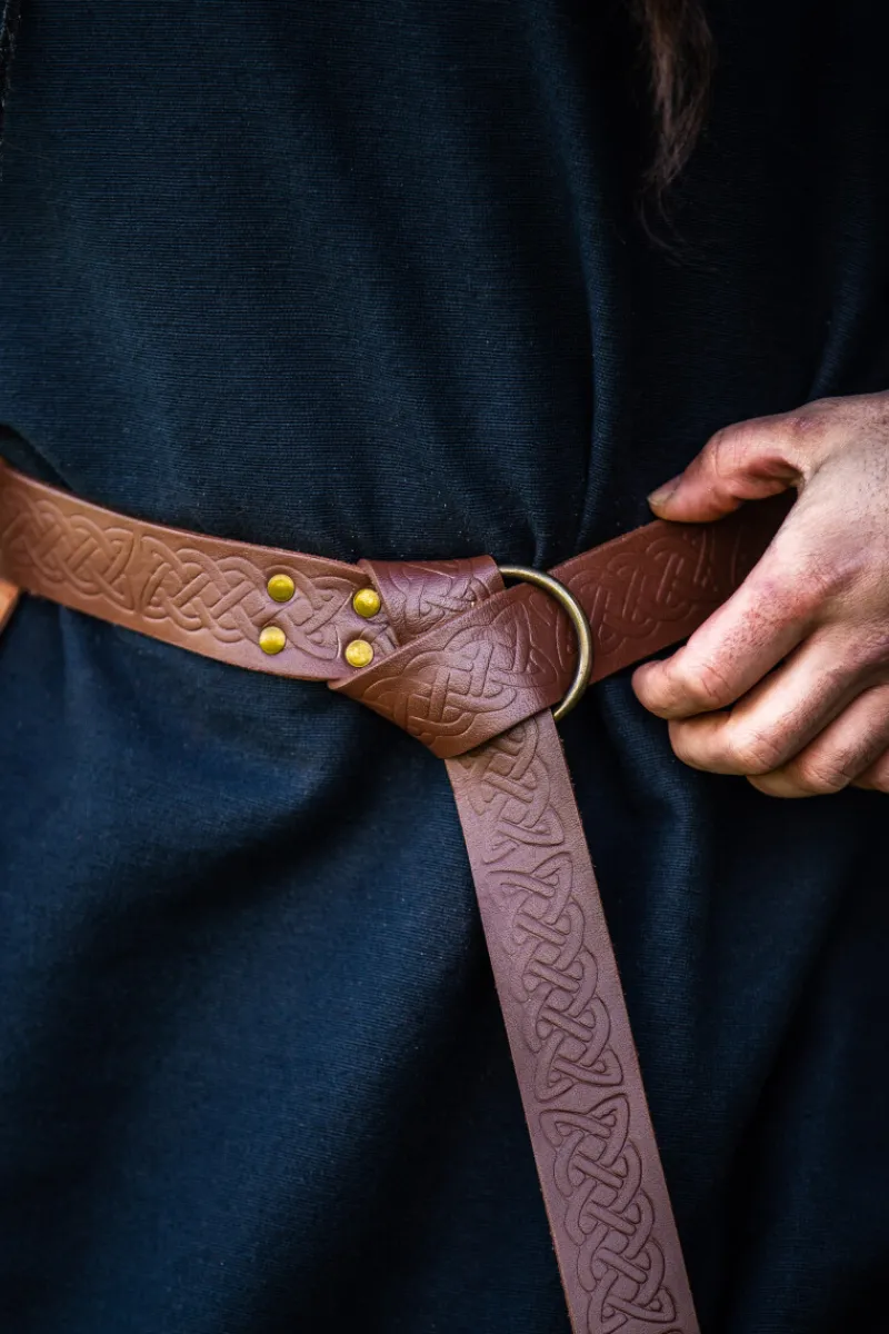 Shop Leonardo Carbone Lederringgürtel mit durchgehender keltischer Prägung "Kendell" Braun