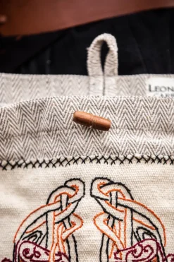 Outlet Leonardo Carbone Umhängetasche mit Wikinger Stickerei 