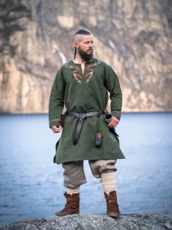 Hot Leonardo Carbone Wikinger Tunika "Snorri" mit Urnes-Stil Handstickerei Grün