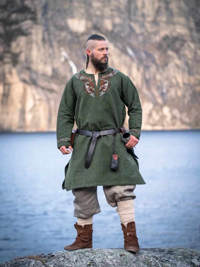 Hot Leonardo Carbone Wikinger Tunika "Snorri" mit Urnes-Stil Handstickerei Grün