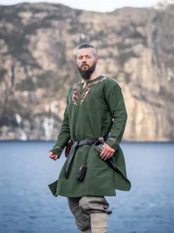 Hot Leonardo Carbone Wikinger Tunika "Snorri" mit Urnes-Stil Handstickerei Grün
