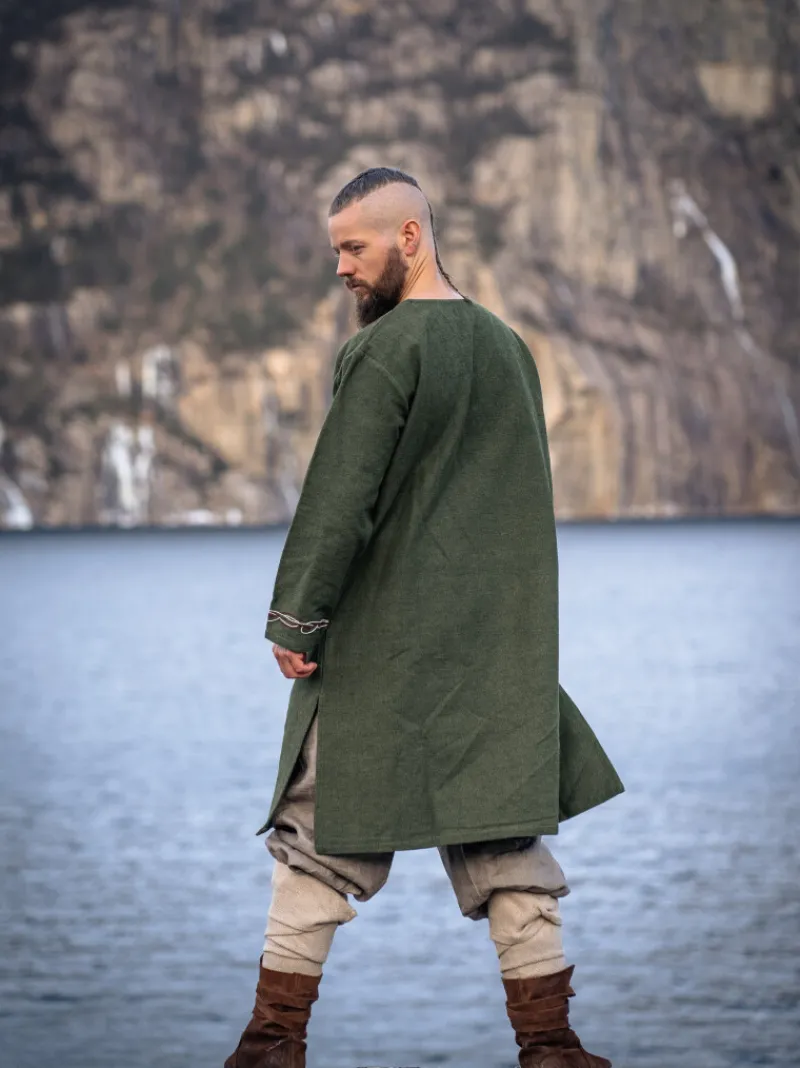 Hot Leonardo Carbone Wikinger Tunika "Snorri" mit Urnes-Stil Handstickerei Grün