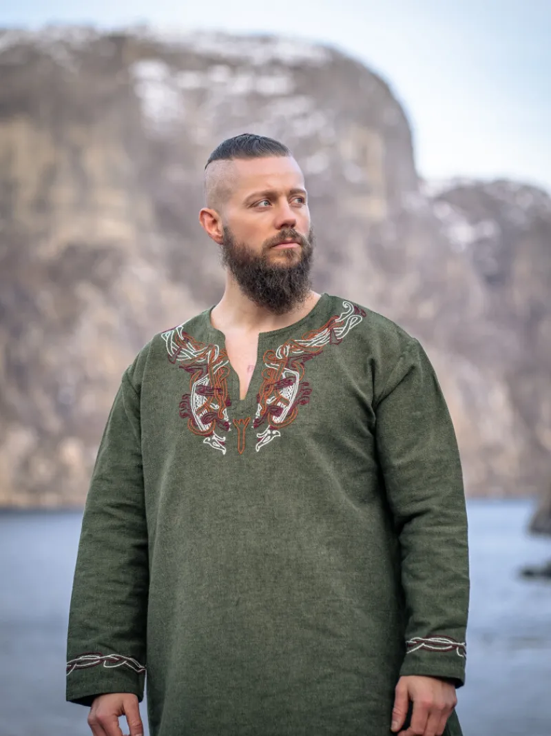 Hot Leonardo Carbone Wikinger Tunika "Snorri" mit Urnes-Stil Handstickerei Grün