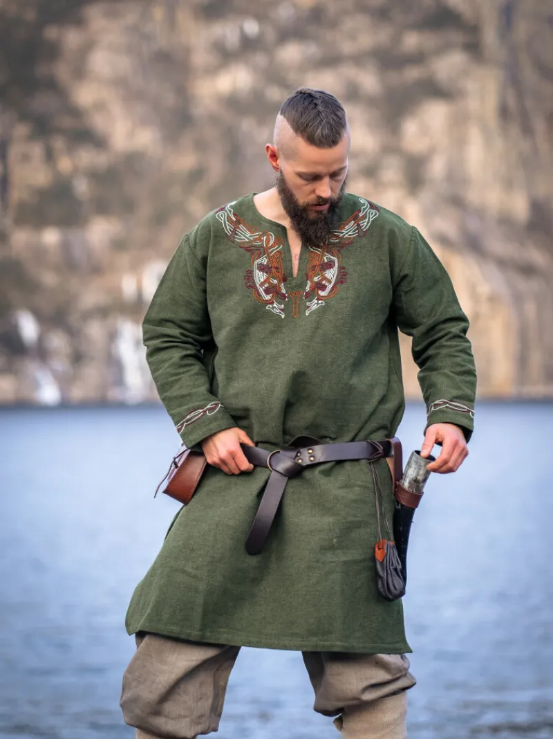Hot Leonardo Carbone Wikinger Tunika "Snorri" mit Urnes-Stil Handstickerei Grün