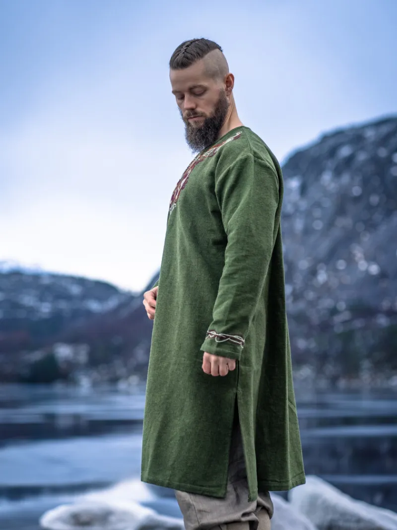 Hot Leonardo Carbone Wikinger Tunika "Snorri" mit Urnes-Stil Handstickerei Grün