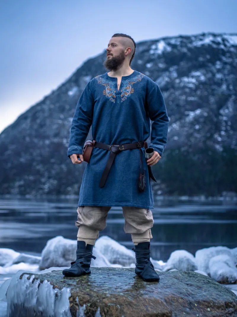 Store Leonardo Carbone Wikinger Tunika "Snorri" mit Urnes-Stil Handstickerei Graublau