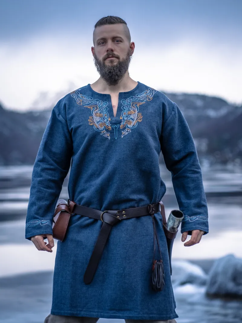 Store Leonardo Carbone Wikinger Tunika "Snorri" mit Urnes-Stil Handstickerei Graublau