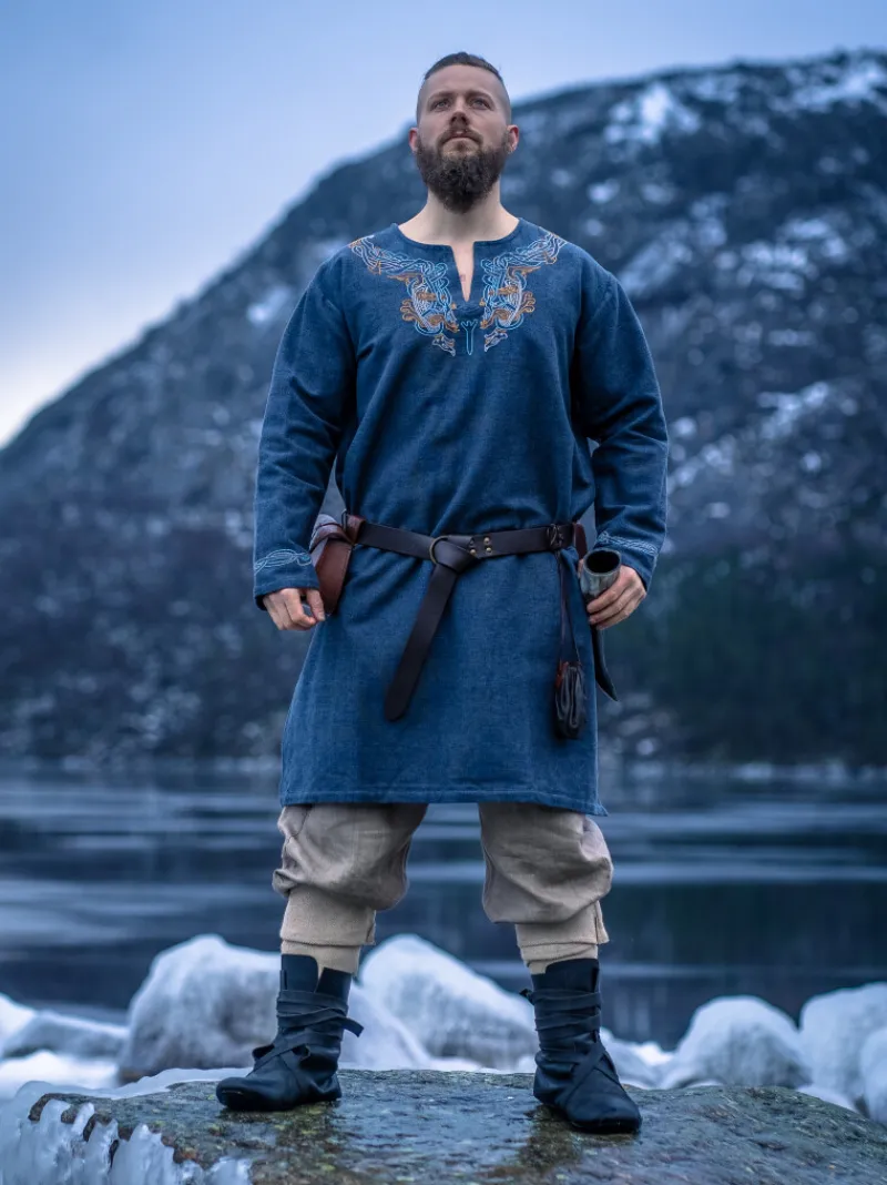 Store Leonardo Carbone Wikinger Tunika "Snorri" mit Urnes-Stil Handstickerei Graublau