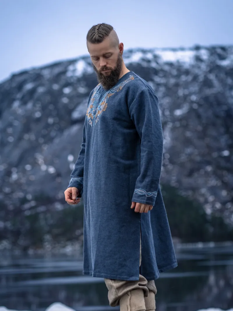 Store Leonardo Carbone Wikinger Tunika "Snorri" mit Urnes-Stil Handstickerei Graublau