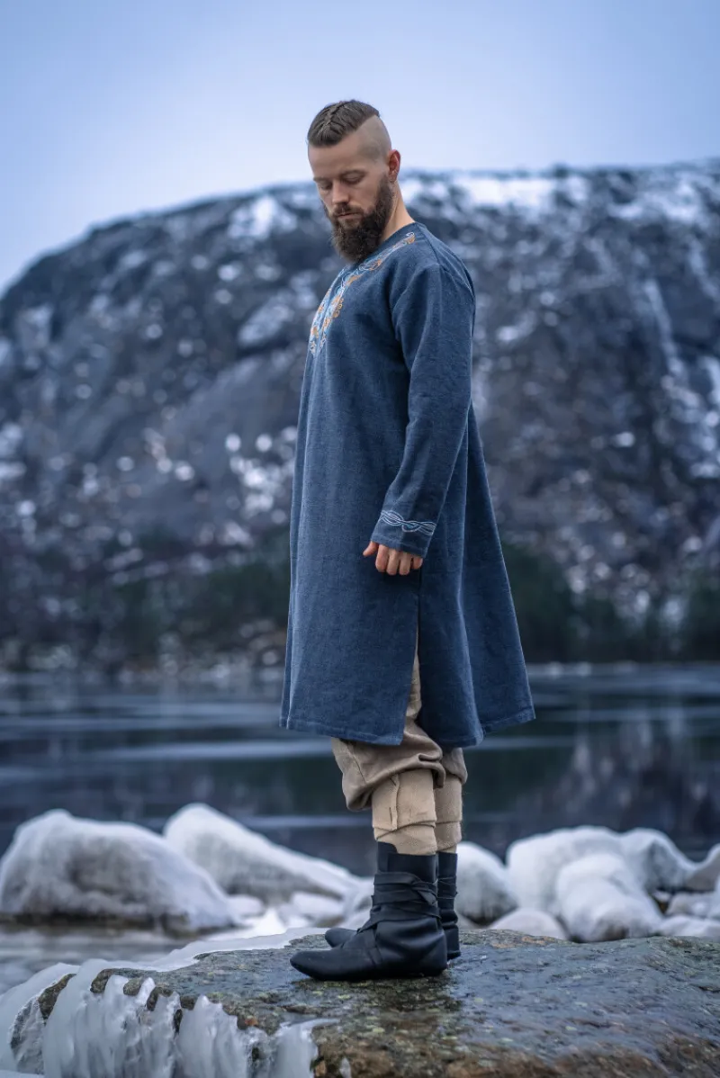 Store Leonardo Carbone Wikinger Tunika "Snorri" mit Urnes-Stil Handstickerei Graublau