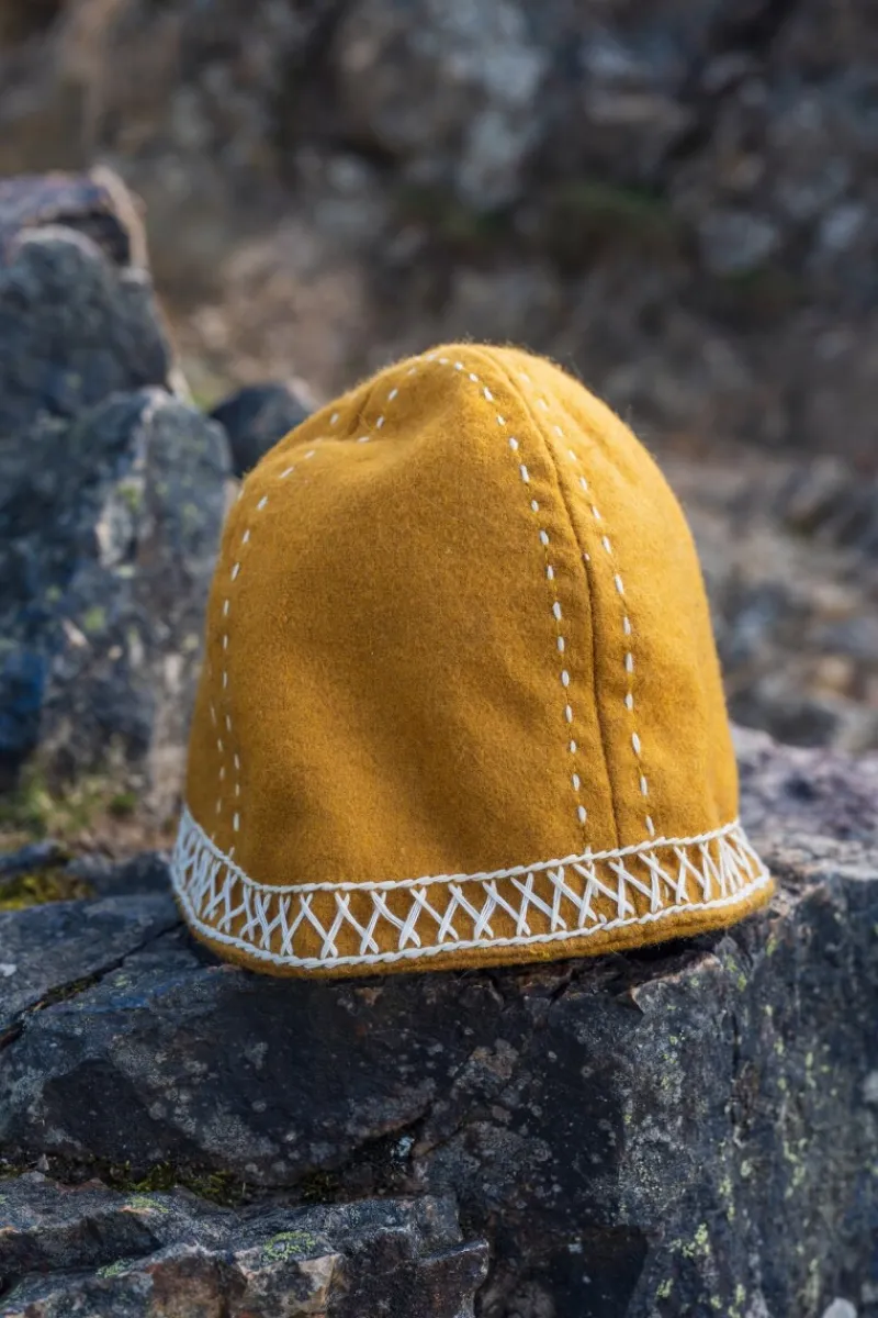 Sale Leonardo Carbone Wikinger Wollkappe mit Stickerei "Yngvy" Senfgelb