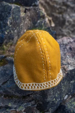 Sale Leonardo Carbone Wikinger Wollkappe mit Stickerei "Yngvy" Senfgelb