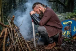 Online Leonardo Carbone Wikingertunika mit Stickerei