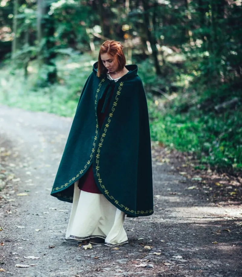 Cheap Leonardo Carbone Wollumhang "Ásidís" mit Handstickerei Grün